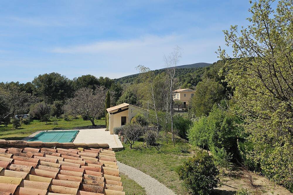 Charming green setting in the heart of the Luberon, near Cucuron, large swimming pool in Cucuron, Parc naturel régional du Luberon