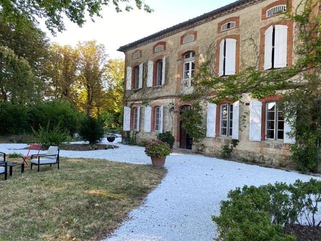 Chambre d’hôte pour 18 personnes, avec Terrasse et Jardin ainsi que Piscine et Vue à Dourgne
