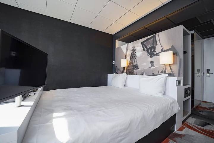 Bright Room Near Leiden Gardens with Spa and Pool in Leiden, Niederländische Nordsee