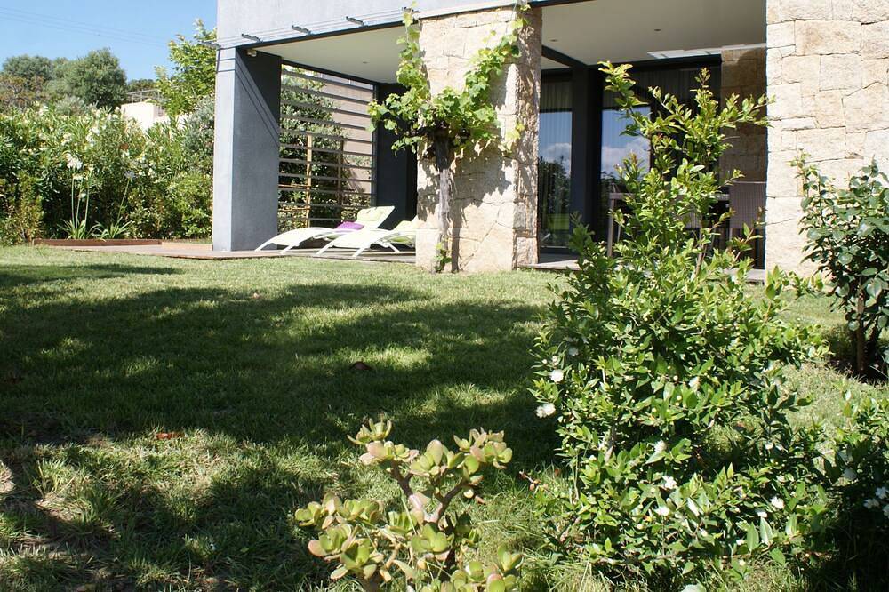 Facing the sea, 30 m from the beach, luxury villa, air-conditioned  in Porto Pollo (Corsica), Serra di Ferro