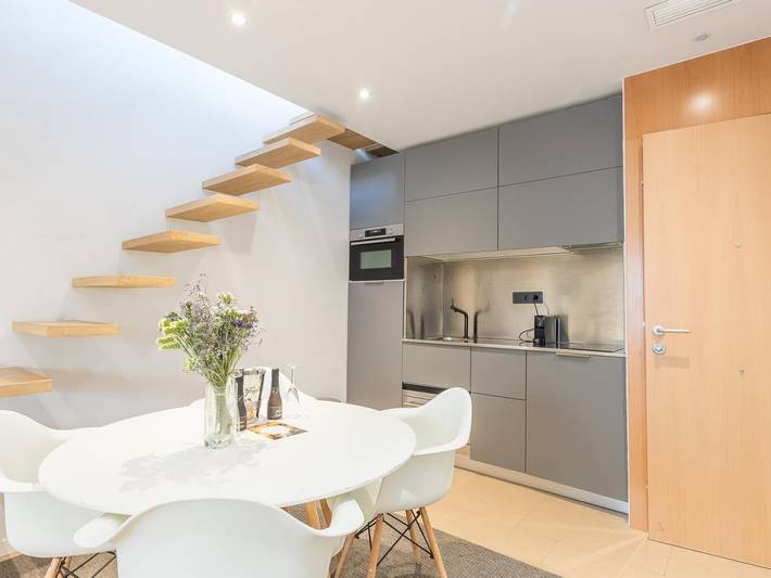Apartamento vacacional entero, Encantador apartamento con amplia terraza privada en Sant Gervasi por temporadas in Centro Barcelona, Barcelona