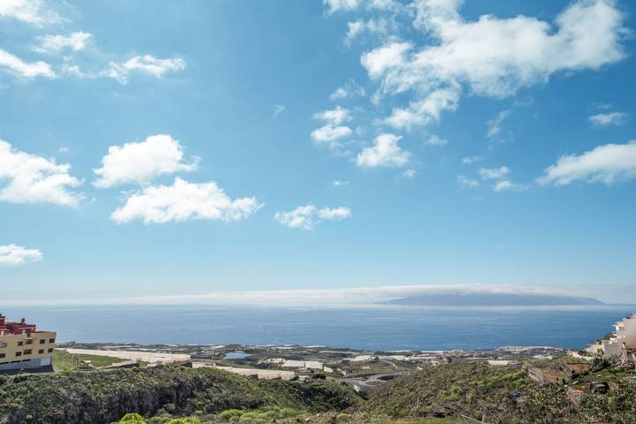 Holiday Home 'Las Hermanas I' with Sea & Mountain Views, Shared Pool & Garden in Tejina de Isora, Guía de Isora