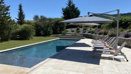 Gîte pour 4 personnes, avec vue ainsi que jardin et piscine à Grospierres
