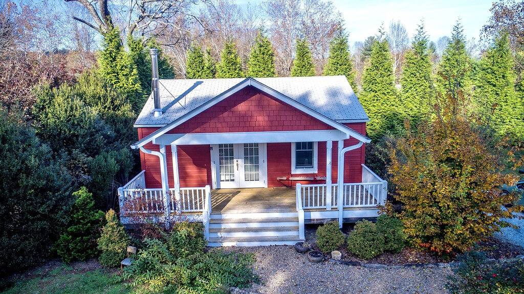 Incredible fenced in dog friendly cottage in downtown Brevard with hot tub! in Brevard, Transylvania County