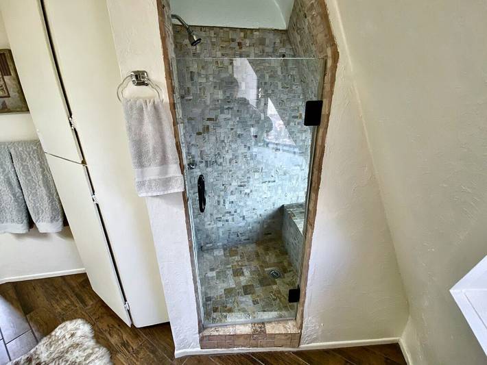 Log cabin for 10 people, with balcony and hot tub as well as sauna in Idyllwild