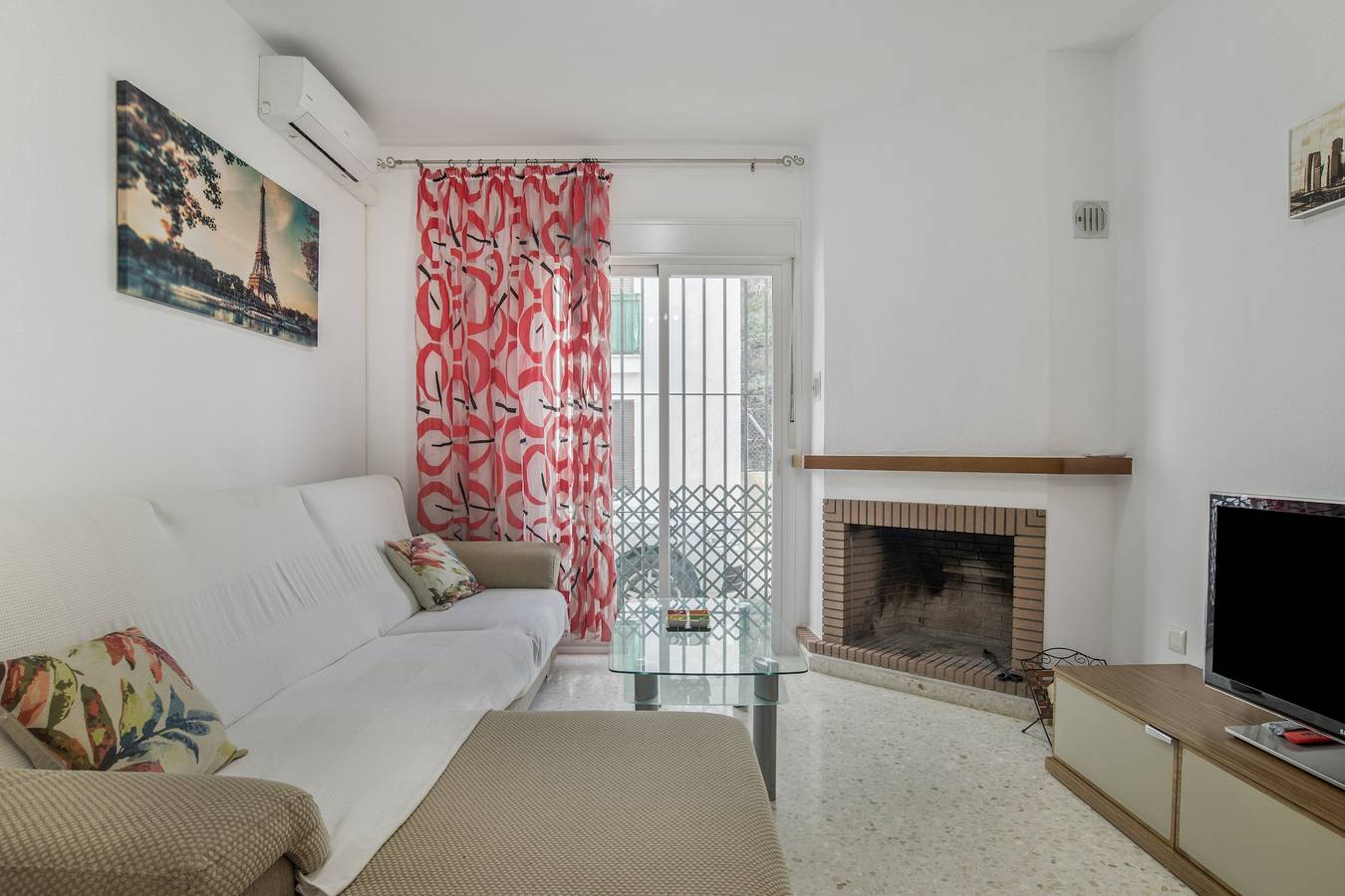 Entire apartment, Apartment 'Casa Gazules' with Private Terrace, Wi-Fi and Air Conditioning in Alcalá de los Gazules, Los Alcornocales