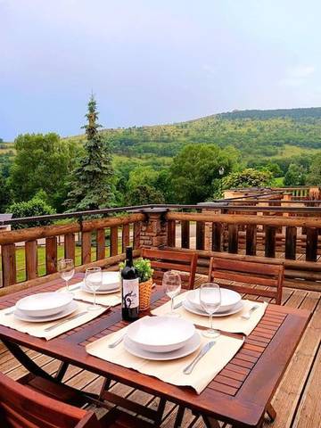 Gîte pour 8 personnes, avec terrasse ainsi que vue et jardin à Dorres