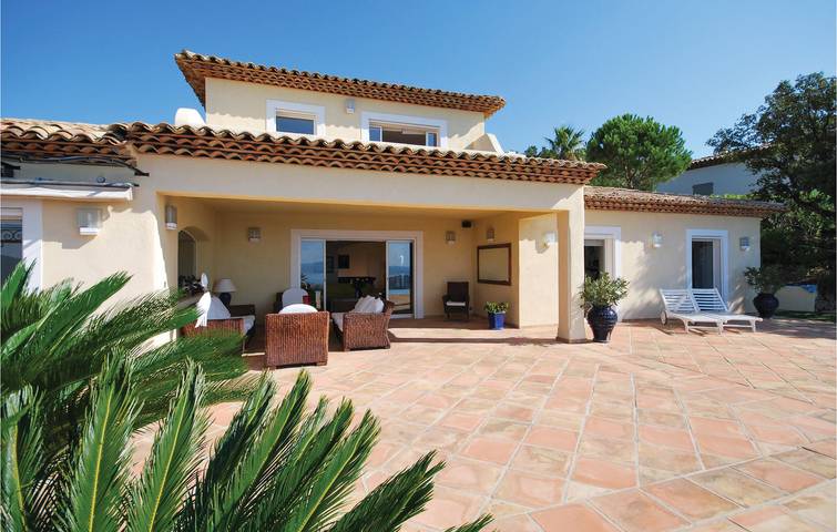 Location de vacances pour 9 personnes, avec terrasse et jardin dans Golf Bluegreen Sainte-Maxime