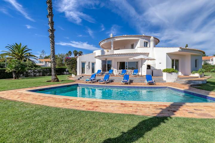 Villa for 8 people, with terrace and yard in Carvoeiro