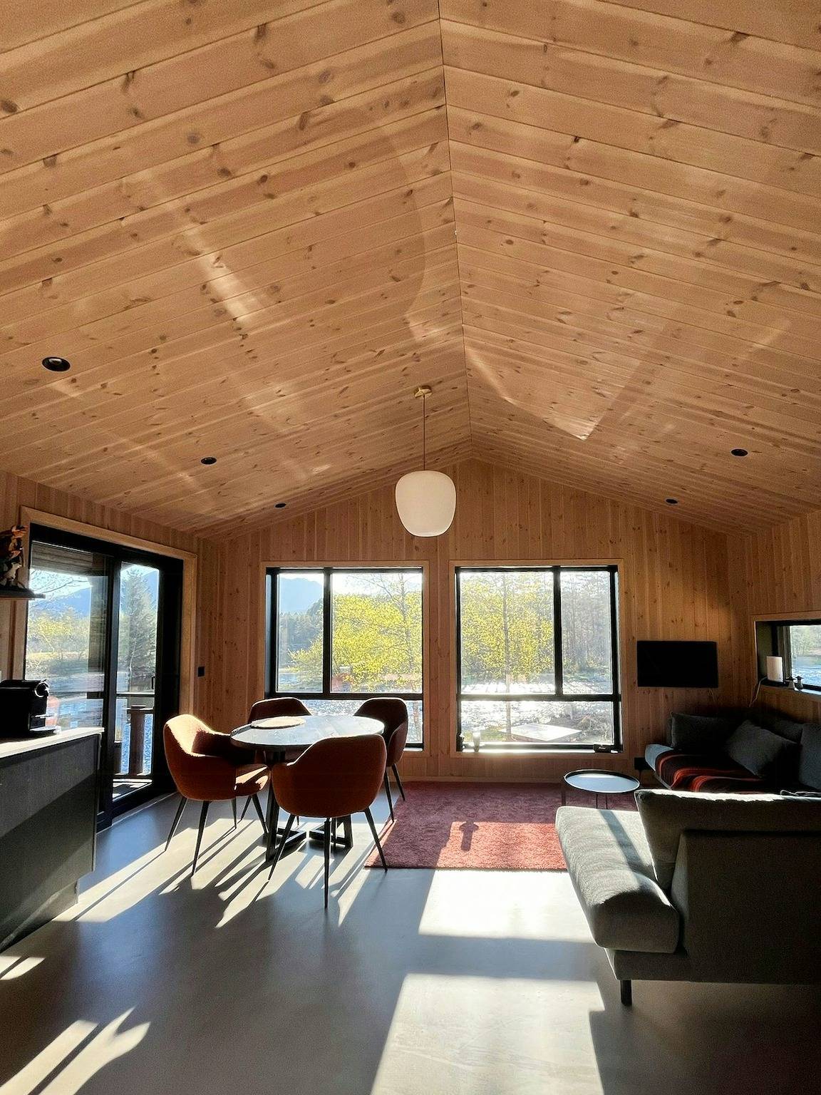 Ganze Wohnung, Moderne Hütte hoch über dem Storelva bei Eikefjord in Flora