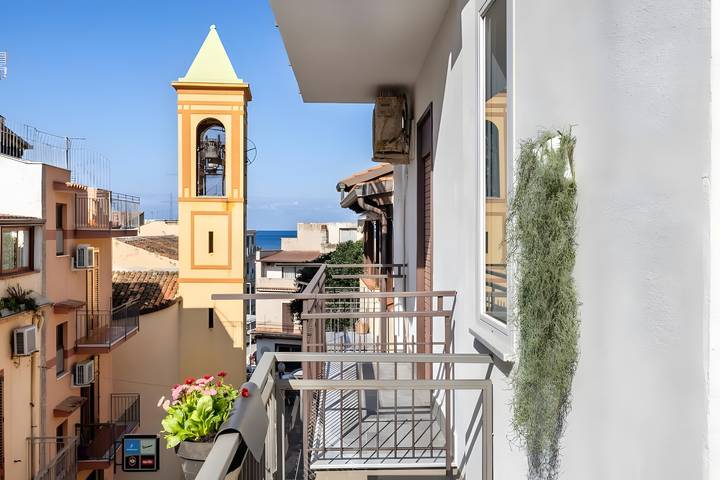Entire apartment, Apartment 'Dream Holidays Sferracavallo 2' with sea view, Wi-Fi and air conditioning in Sferracavallo, Palermo