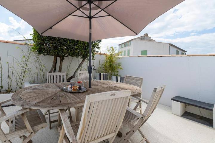Location de vacances pour 4 personnes, avec terrasse, adapté aux familles dans Office De Tourisme De La Couarde Sur Mer - 3
