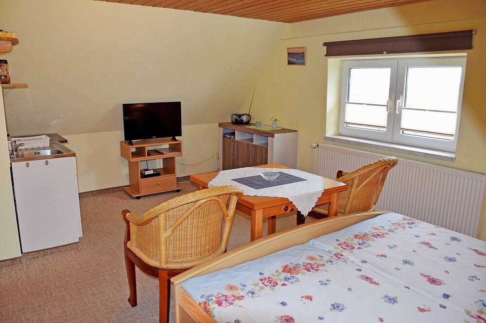 Ganze Wohnung, Ferienzimmer unterm Reetdach Groot Partie - Ferienzimmer unterm Reetdach in in Neuendorf Insel Hiddensee, Hiddensee