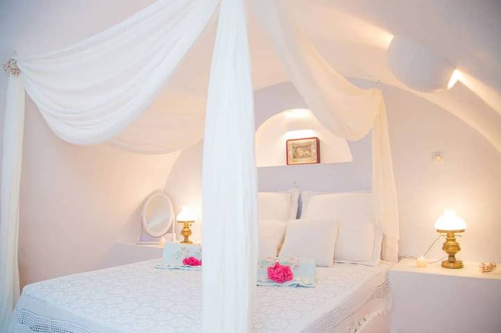 Lydia Luxury cave Villa with Jacuzzi & sea view in Karterados, Santorini