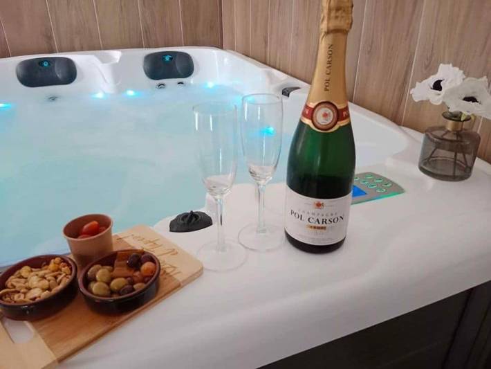 Gîte pour 2 personnes, avec jacuzzi ainsi que terrasse et sauna à Azur - 3