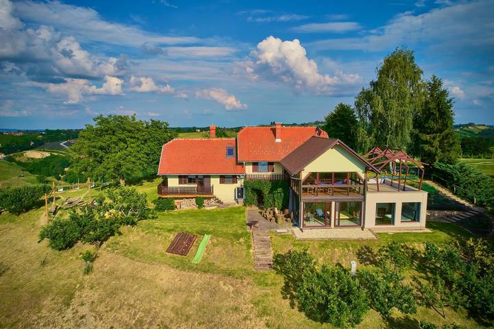 Maison de vacances pour 6 personnes, avec Balcon et Jacuzzi ainsi que Terrasse et Jardin en Slovénie