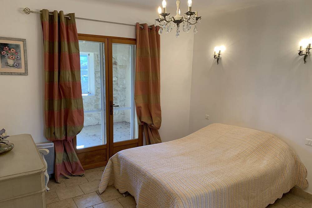 Typical Provencal farmhouse in Villelaure, Regionaler Naturpark Luberon