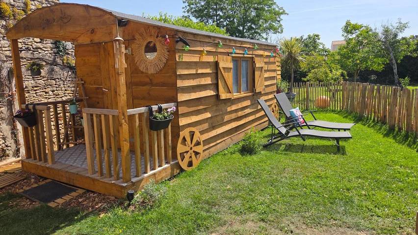 Location de vacances pour 2 personnes, avec Terrasse ainsi que Jardin et Vue à Puyravault (Vendée)