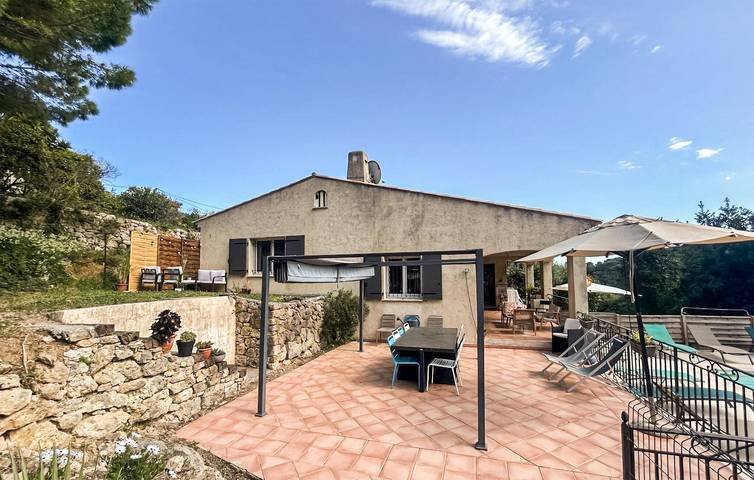 Location de vacances pour 10 personnes, avec jardin ainsi que piscine et terrasse, animaux acceptés à Vallauris