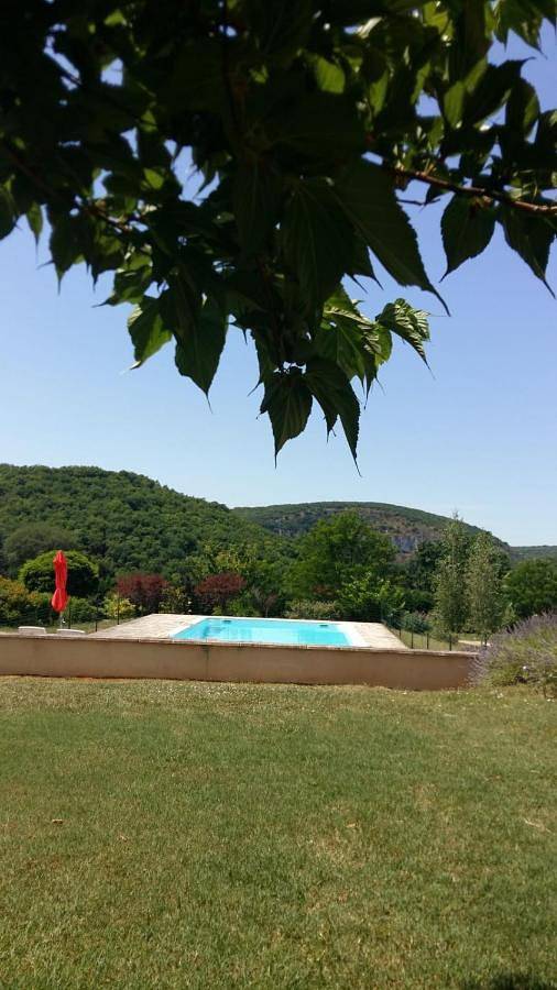 Location de vacances pour 3 personnes, avec piscine ainsi que vue et jardin à Brengues - 2