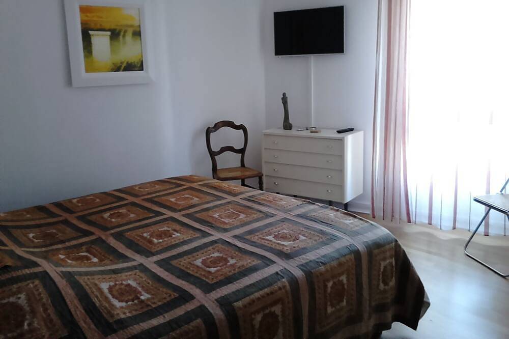 Appartement entier, Grand appartement  lumineux avec terrasse, très belle vue, centre historique in Salon-de-Provence, Côte méditerranéenne (France)