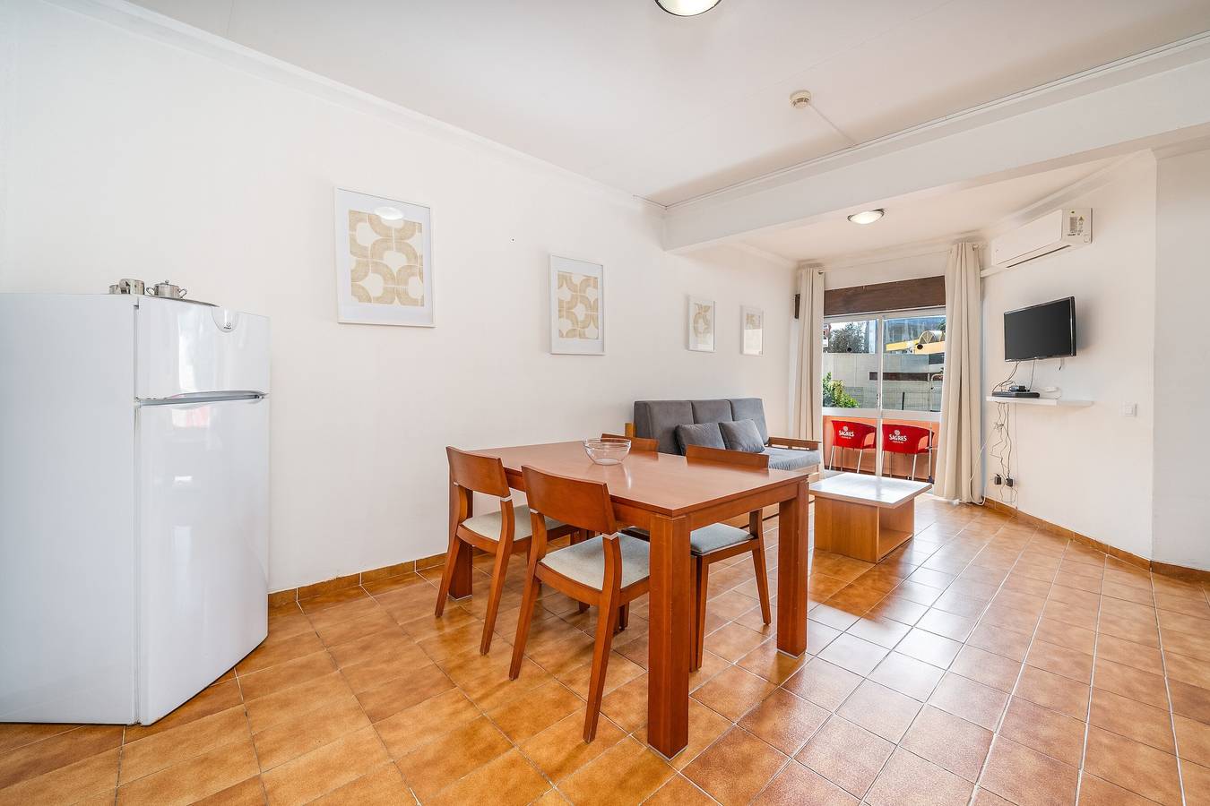 Geheel appartement, Appartement 'T1 Standard' met gedeeld zwembad, wifi en airconditioning in Praia da Rocha, Portimão