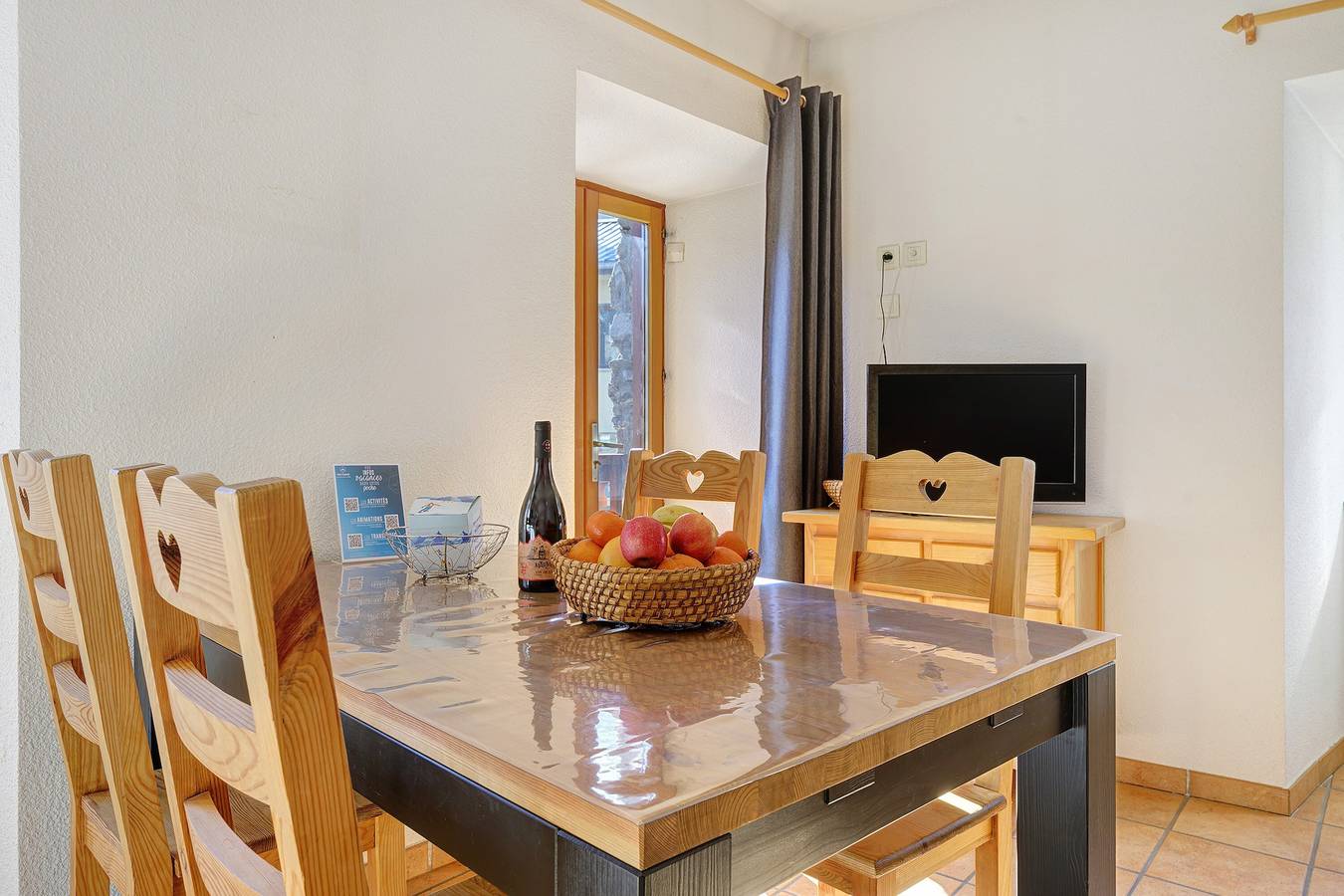 Entire apartment, Apartment 'Les Gentianes' with Mountain View and Wi-Fi in Lanslebourg-Mont-Cenis, Saint-Jean-de-Maurienne region