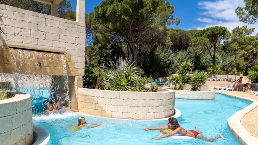 Mobil home pour 6 personnes, avec jacuzzi et bassin pour enfant