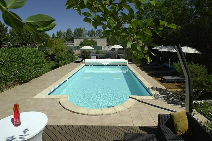 Location de vacances pour 7 personnes, avec jardin ainsi que vue et piscine à Les Ormes