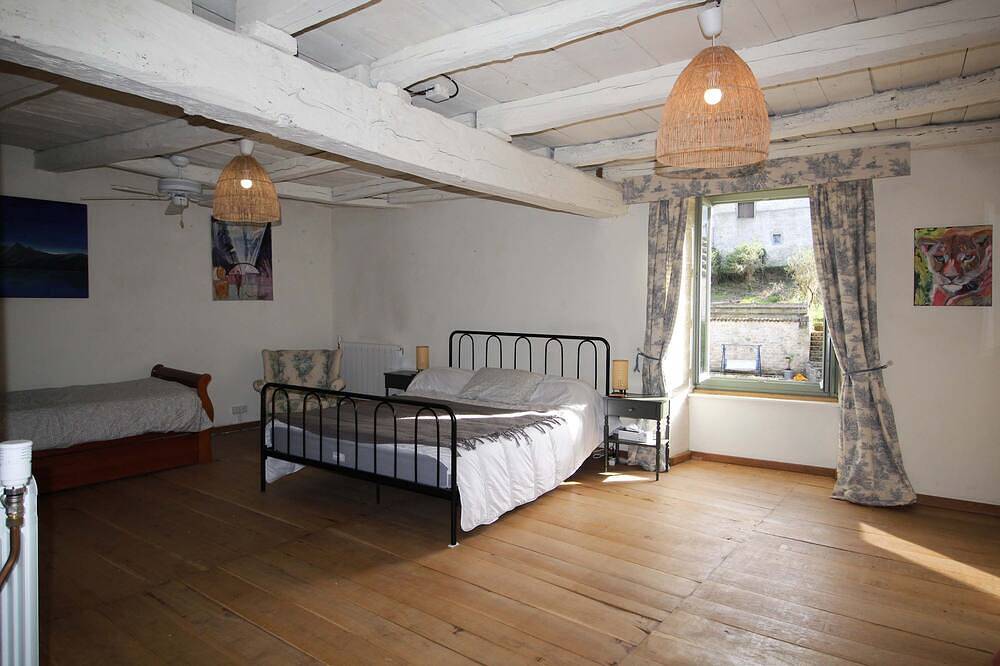 Charmante maison de Campagne avec piscine-10 pers in Theil-Rabier, Charente