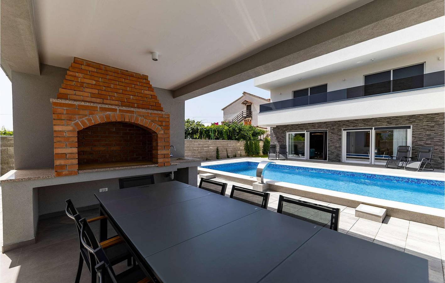 Geräumige Ferienwohnung mit Pool, 400 m vom Strand „Dječji raj“ entfernt in Sukosan, Zadar