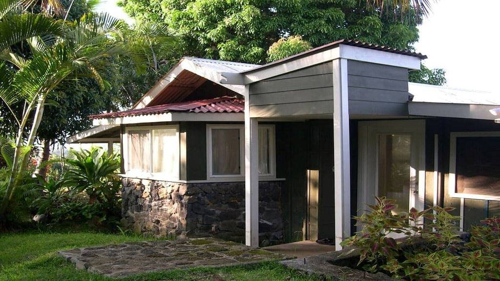 Cottage-like Duplex in South Kona on the Big Island.
Sleeps two adult guests in Honaunau-Napoopoo, Island of Hawaii