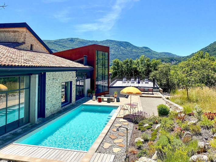 Cottage pour 12 personnes, avec terrasse ainsi que jardin et jacuzzi à La Beaume
