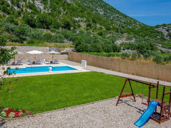 Villa Elin mit großem, privatem Pool in Seoca in Dalmatinisches Zagora
