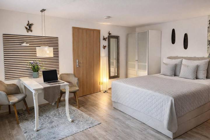 Ferienwohnung für 5 Personen, mit Terrasse und Ausblick in Rheinstetten