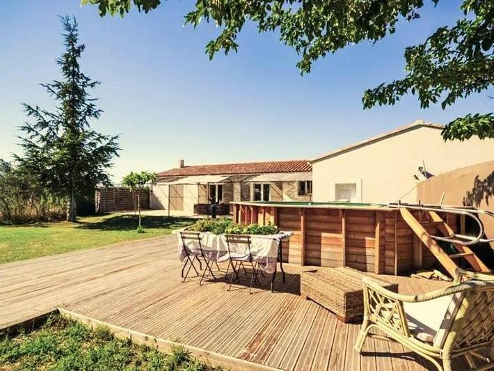 Location de vacances pour 6 personnes, avec Terrasse et Jardin ainsi que Piscine et Vue à Pernes-les-Fontaines