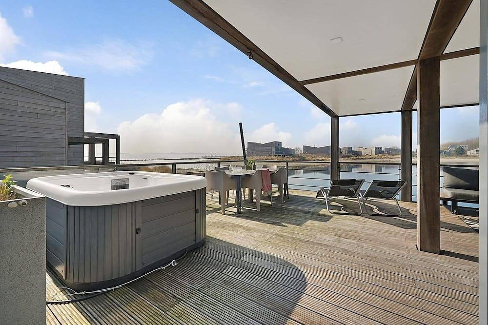Die Terrassen einer 4-Personen-Villa Super Vip liegen direkt am Wasser und verfügen über einen eigenen Badesteg, Jacuzzi u. Infrarot sauna. in Ouddorp, Goeree-Overflakkee