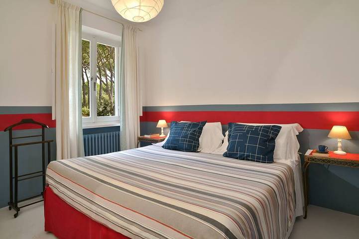 Haus mit 6 Schlafzimmern, 5 Badezimmern, 5 Minuten zu Fuß durch einen privaten Hain zum Strand in Marina di Bibbona, Bibbona