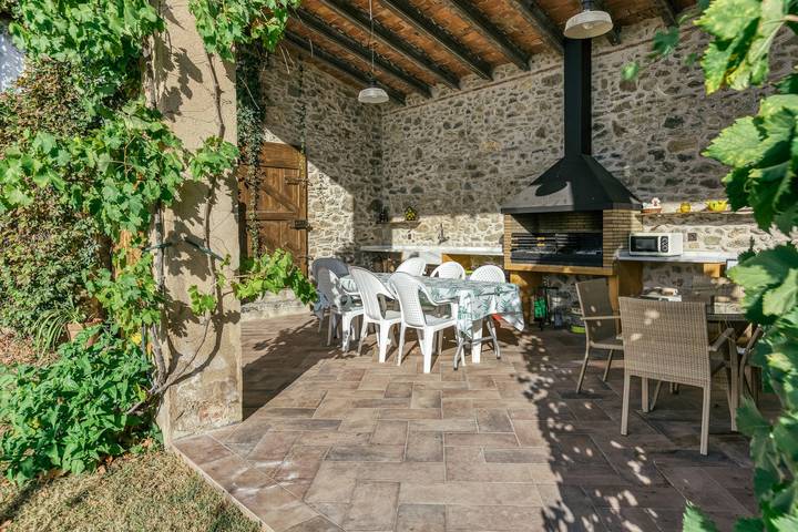 Vacation Home "Can Cortada" with Mountain View, Private Terrace & Barbecue in Cantallops, Upper Empordà