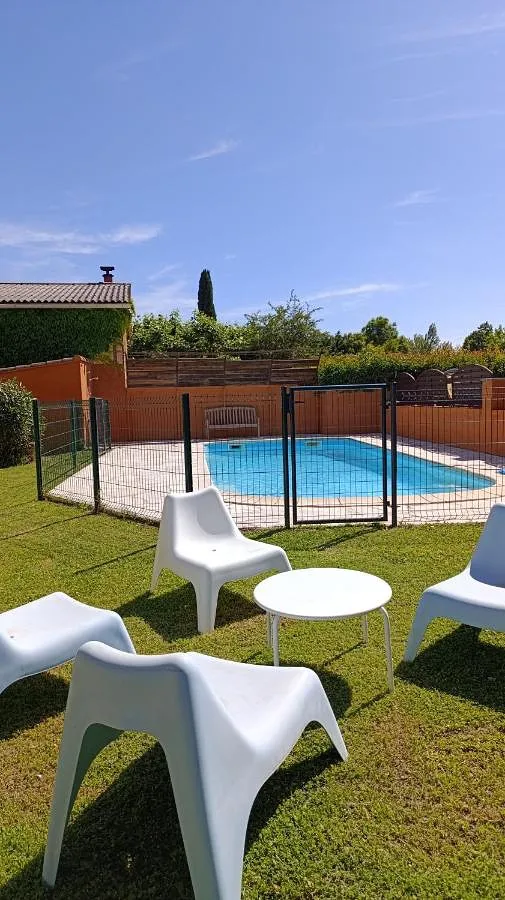 Alojamiento y desayuno para 2 personas, con vistas además de piscina y jardín - 1