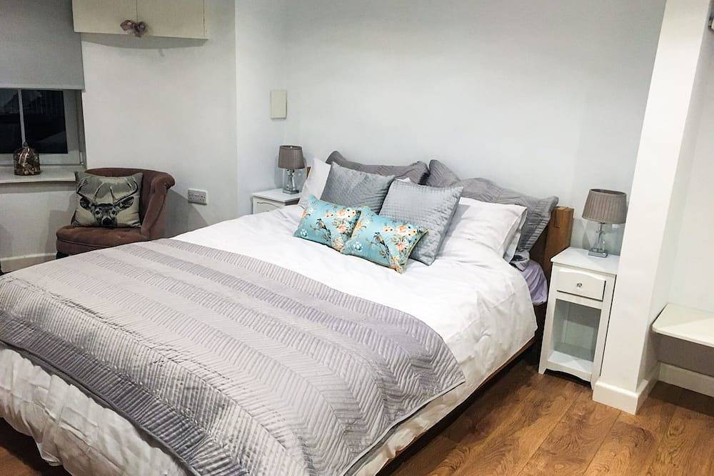Entire apartment, Lovely Garden Apartment with bay views and easy access to South Lakeland in Grange-over-Sands, Lake District