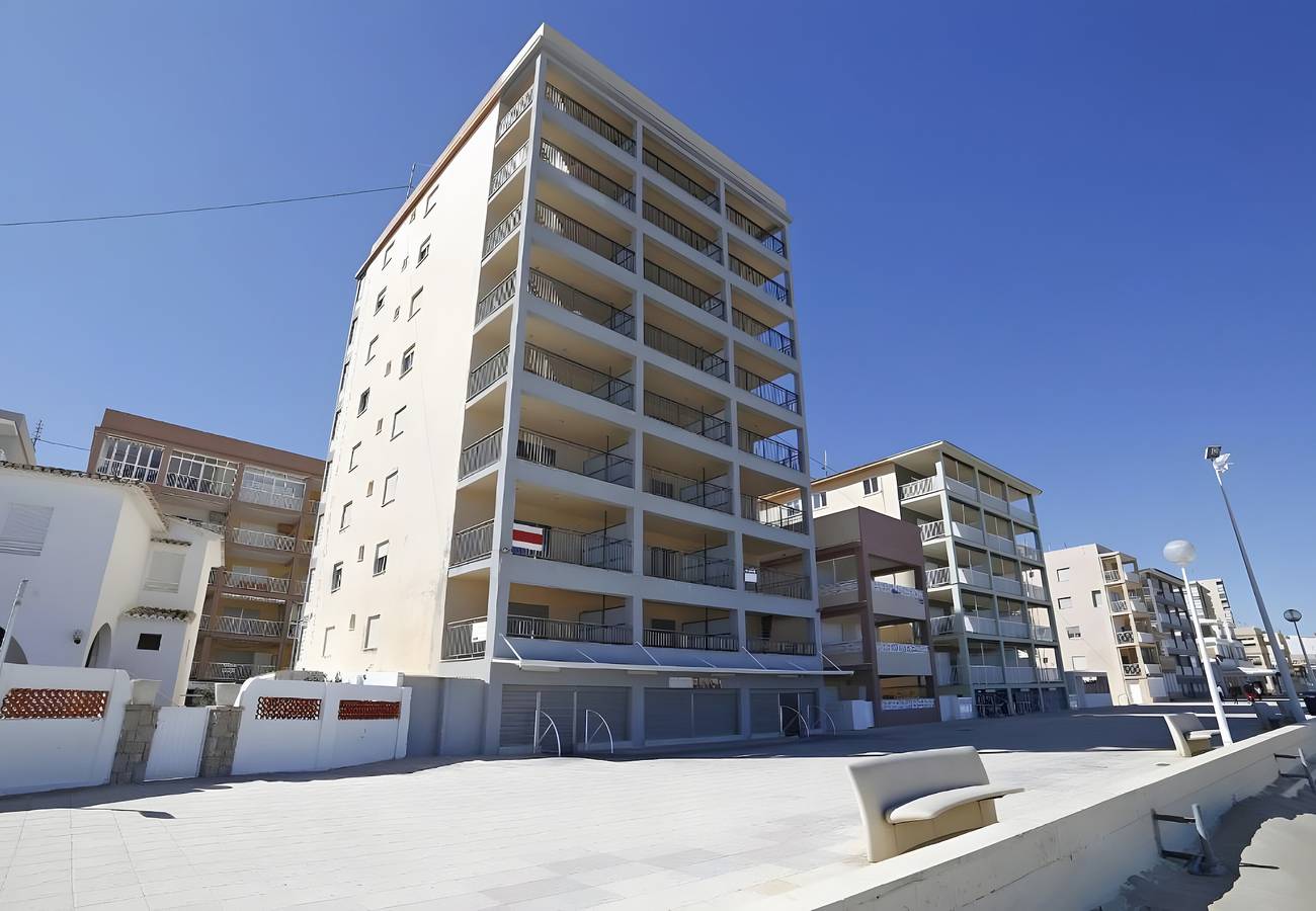 Appartement entier, Appartement "Voramar" avec vue sur la mer, terrasse privée et Wi-Fi in Bellreguard, Costa de Valencia
