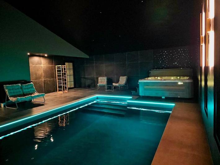 Location de vacances pour 9 personnes, avec piscine et sauna ainsi que jacuzzi et jardin à Merris