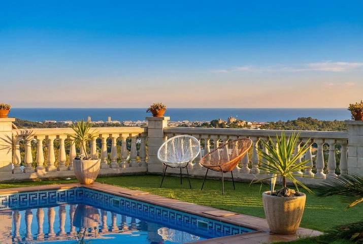 Casa rural para 7 personas, con Balcón y Terraza además de Jardín y Piscina en Calafell
