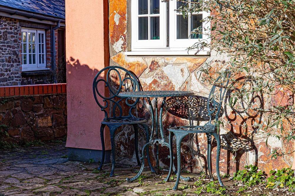 The Tack Room, shared hot tub and sauna in Hartland, Hartland Devon Heritage Coast