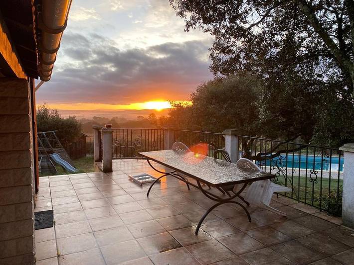 Location de vacances pour 4 personnes, avec vue et jardin ainsi que terrasse et piscine à Sanilhac-Sagriès