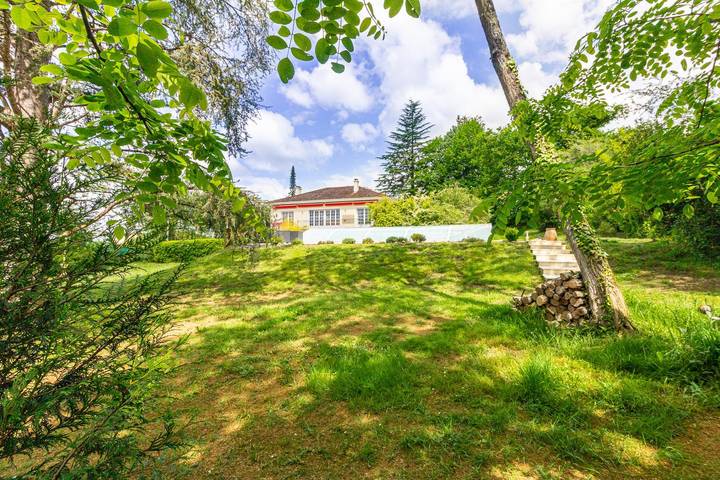 Gîte pour 2 personnes, avec jardin et terrasse ainsi que jacuzzi et piscine à Tournay
