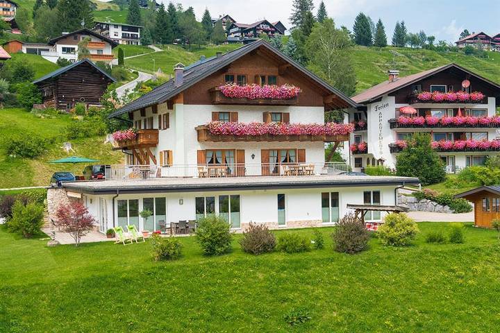 Ferienwohnung für 2 Personen, mit Balkon und Terrasse sowie Garten im Kleinwalsertal
