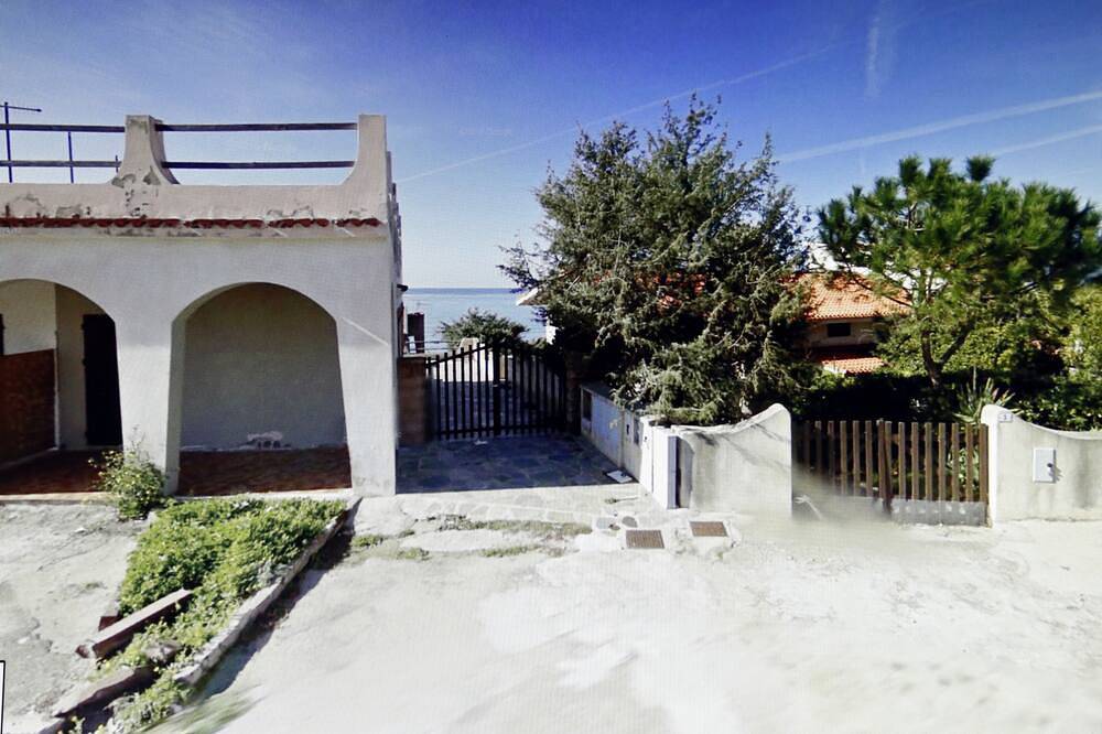 House With Great Veranda On The Sea in Cala degli Albatros, Tresnuraghes