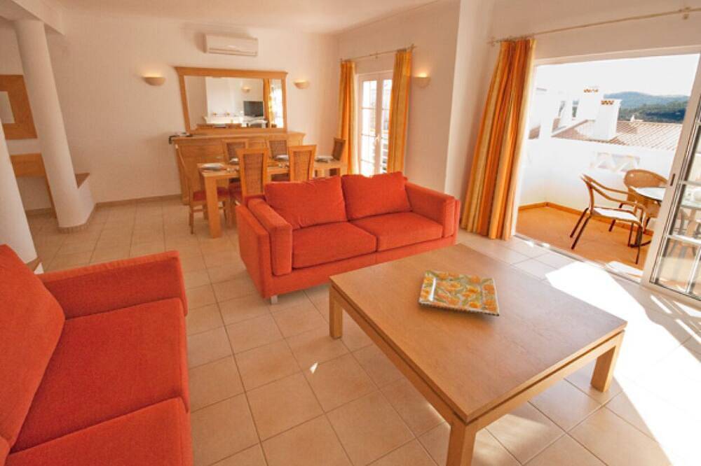 Luxuriöses 3-Bett-Anwesen, eines der wenigen mit freiem Zugang zum Pool und einzigartiger Dachterrasse in Budens, Faro Distrikt